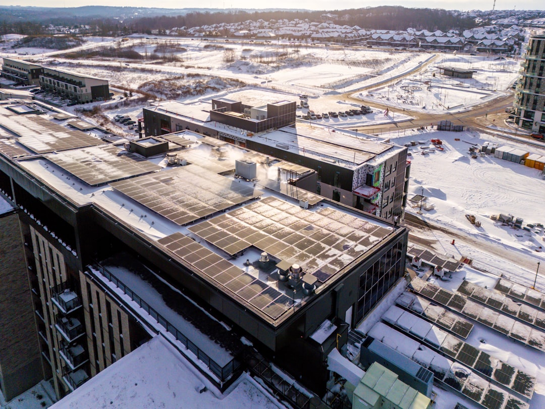 rooftop-solar-panels-on-a-modern-building-in-winter-d04ck-itoms